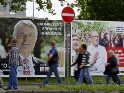 Wahlplakate von SPD-Bewerber Sören Link und CDU-Kandidat Benno Lensdorf für das Duisburger Oberbürgermeisteramt. Foto: Roland Weihrauch OB-Wahl Duisburg