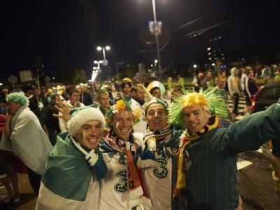 Sie kamen, verloren und gewannen am Ende irgendwie doch: Irische Fans in Begleitung spanischer Anhänger nach dem mit 0:4 verlorenen Spiel in Danzig. Foto: Adam Warzawa Die besten Sänger