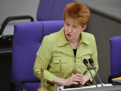 Bundestags-Vizepräsidentin Petra Pau (Linke) beendet die Sitzung des Bundestages in Berlin. Foto: Hannibal Bundestags-Vizepräsidentin Petra Pau