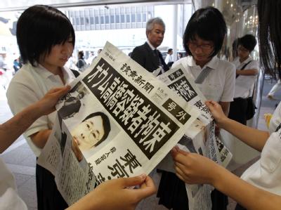 Die Zeitungen in Japan machen mit der Festnahme des gesuchten Katsuya Takahashi auf. Foto: Kimimasa Mayama Schlagzeilen
