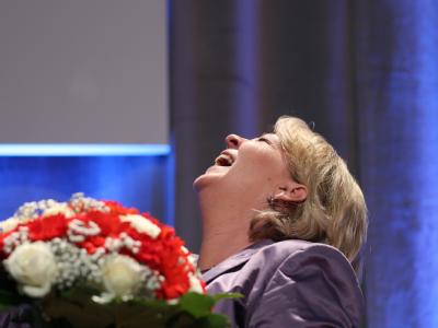 Die nordrhein-westfälische Ministerpräsidentin Hannelore Kraft (SPD) freut sich auf dem Sonderparteitag der SPD in der Stadthalle in Hagen über Blumen. Foto: Rolf Vennenbernd SPD-Sonderparteitag in NRW