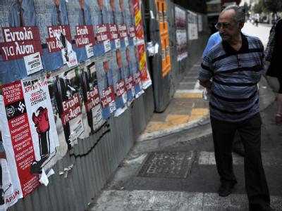 Ein Mann betrachtet in Athen Wahlplakate. Foto: Emily Wabitsch Athen - Wahlplakate