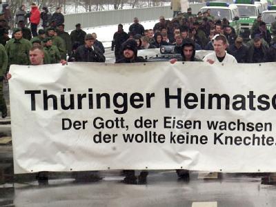 Der Erfurter Verfassungsschutz bestätigt, dass fast jeder zehnte Aktivist im «Thüringer Heimatschutz» zwischen 1997 und 2003 ein V-Mann war. Foto: Gordon Schmidt / Archiv NPD-Jugend-Demo