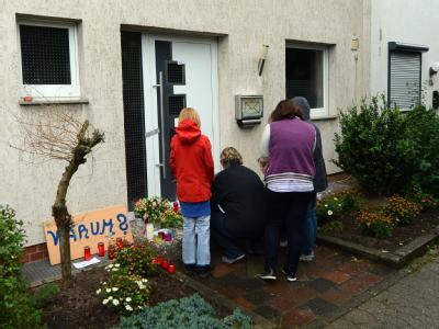 Nachbarn legen Blumen vor dem Haus in Ilsede nieder, in dem ein Vater vermutlich seine vier Kinder im Schlaf tötete. Foto: Peter Steffen Tödliches Familiendrama Ilsede