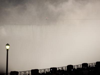 Nik Wallenda ist der erste Mensch, der sich über die Horseshoe Falls (Hufeisenfälle) wagte. Foto: Warren Toda Nik Wallenda auf dem Seil