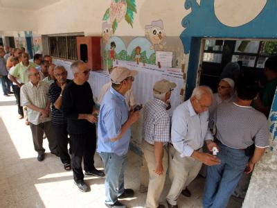 Wähler warten vor einem Wahllokal in Kairo. Foto: Khaled Elfiqi Wählerschlange