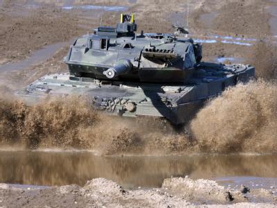 Ein Kampfpanzer vom Typ Leopard 2 fährt auf dem Truppenübungsplatz Munster durch ein Flussbett. Foto: Bundeswehr/Mediendatenbank/Winkler Kampfpanzer Leopard 2