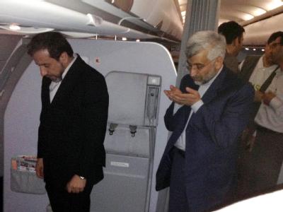 Beten im Regierungsjet: Irans Atom-Chefunterhändler Said Dschalili (r.) auf dem Weg nach Moskau. Foto: Farshid Motahari Beten im Regierungsjet