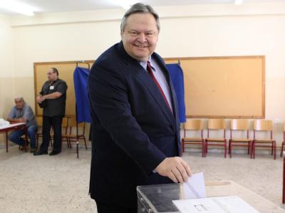 Der Chef der Sozialisten, Evangelos Venizelos, bei der Stimmabgabe. Foto: Sotiris Barbarousis Evangelos Venizelos