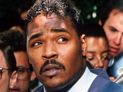 Rodney King, der von vier weißen Polizisten schwer misshandelt worden war, ruft am 1. Mai 1992 in Los Angeles zu einem Ende der Gewalt auf. Foto: EPA/Archiv Rodney King