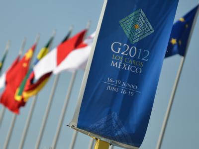 Die Fahnen der G20-Staaten in Los Cabos, Mexiko: Am 18. und 19.06.2012 findet in dem exklusiven Badeort am Pazifik der diesjährige G20-Gipfel statt. Foto: Peer Grimm Fahnen der G20-Staaten