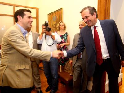 Der Chef der Nea Dimokratia, Samaras (r), begrüßt den Chef des radikalen Linksbündnisses, Alexis Tsirpa, zu Sondierungsgesprächen. Foto: Alexandros Vlachos Koalitionssondierung