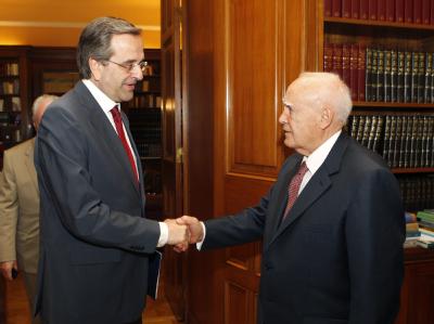Griechenlands Präsident, Karolos Papoulia (r), erteilt dem Chef der konservativen Nea Dimokratia, Antonis Samaras den Auftrag zur Regierungsbildung. Foto: Pantelis Saitas Auftrag zur Regierungsbildung