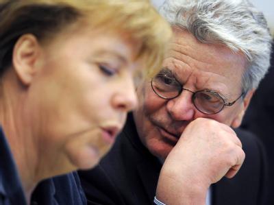 Bundeskanzlerin Angela Merkel hat Spekulationen über eine versuchte Einflussnahme auf Bundespräsident Joachim Gauck beim Fahrplan zur Eurorettung zurückgewiesen. Foto: Hannibal Gauck und Merkel