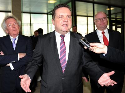 Der frühere baden-württembergische Ministerpräsident Stefan Mappus (M., CDU) gerät wegen des umstrittenen EnBW-Deals auch in der eigenen Partei unter Beschuss. Foto: Bernd Weißbrod/Archiv Stefan Mappus