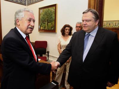 Der Chef der sozialistischen PASOK-Partei, Evangelos Venizelos (r), begrüßt Fotis Kouvelis, Chef der Demokratischen Linken, im griechischen Parlament in Athen. Foto: Simela Pantzartzi Venizelos und Kouvelis
