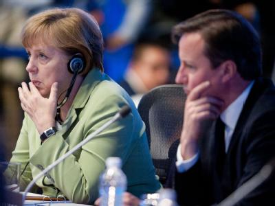 Bundeskanzlerin Angela Merkel und der britsiche Premierminster David Cameron verfolgen die erste Arbeitssitzung des G20-Gipfels im mexikanischen Los Cabos. Foto: Peer Grimm G20-Gipfel