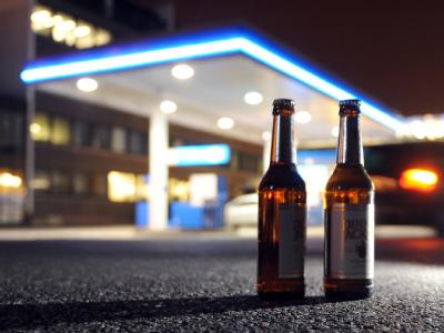 Tankstellen wollen dem Verkauf alkoholischer Getränke an Jugendliche künftig entschiedener entgegentreten. Foto: Bernd Weißbrod Bierflaschen vor Tankstelle