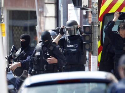 Nach dem Ende des Einsatzes: Die Polizei beendete die Geiselnahme in Toulouse. Foto: Guillaume Horcajuelo Polizei in Toulouse