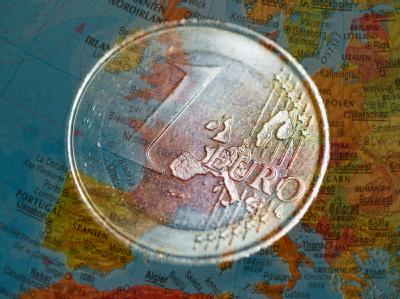 Vom Euro überschattet: Europa auf einem Globus. Foto: Patrick Pleul Vom Euro überschattet