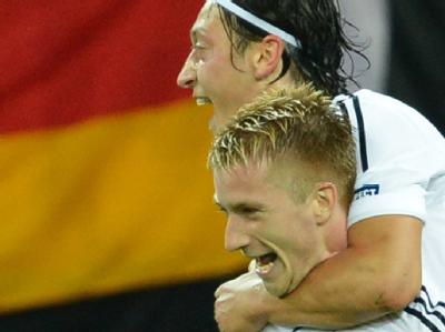 Marco Reus (unten) und Mesut Özil bejubeln das 4:1. Foto: Marcus Brandt Reus