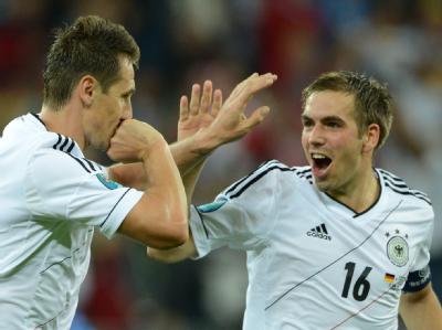 Miroslav Klose freut sich mit Philipp Lahm über ein Tor. Foto: Andreas Gebert Jubel