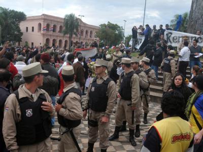 Paraguay steckt in einer schweren politischen Krise. Präsident Fernando Lugo könnte vom Parlament abgesetzt werden. Foto: Diego Benitez Proteste