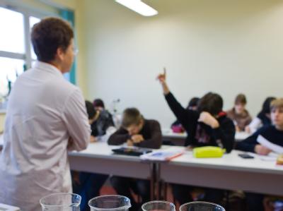 Schüler einer 10. Klasse eines Gymnasiums experimentieren im Chemie-Unterricht. Foto: Patrick Pleul/Archiv Unterricht