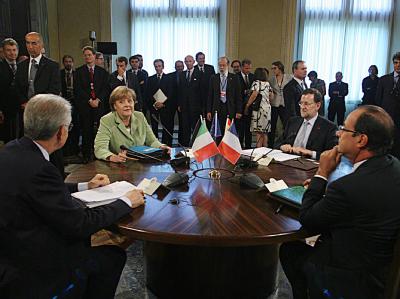 Vierer-Gipfel in Rom: Der italienische Premier Mario Monti (l.) Spaniens Regioerungschef Mariano Rajoy (2.v.r.), der französische Präsident Francois Hollande und Angela Merkel am Besprechungstisch. Foto: Cristiano Laruffa Vierer-Gipfel in Rom