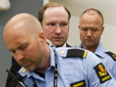 In Begleitschutz: Breivik auf dem Weg ins Gericht. Foto: Heiko Junge In Begleitschutz