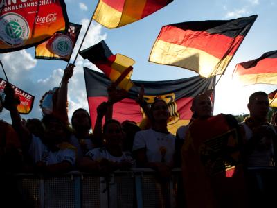 Fans der deutschen Mannschaft auf der Fanmeile am Brandenburger Tor in Berlin. Foto: Maurizio Gambarini Public Viewing in Berlin