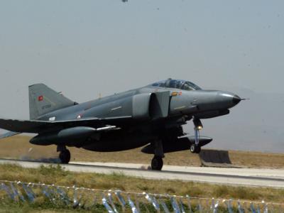 Türkischer F-4-Kampfjet auf einer unbekannten Rollbahn: Der Abschuss eines solchen Jets wird nun Thema bei der Nato. Foto: Stringer/Archiv F-4