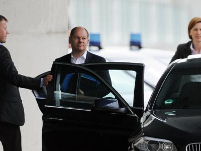 Hamburgs Erster Bürgermeister Olaf Scholz (SPD) auf dem Weg ins Kanzleramt in Berlin. Foto: Maurizio Gambarini Treffen im Kanzleramt
