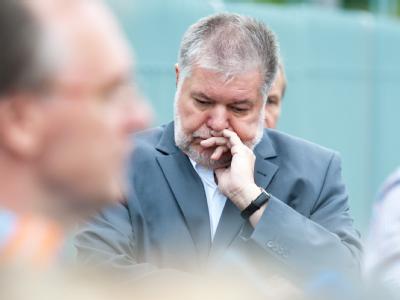 Offensichtlich unzufrieden: der Ministerpräsident von Rheinland-Pfalz, Kurt Beck (SPD). Foto: Maurizio Gambarini Kurt Beck