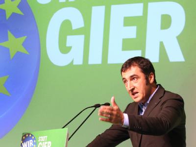 Der Vorsitzende der Grünen, Cem Özdemir, spricht auf dem kleinen Sonderparteitag zu Fiskalpakt und Europa. Foto: Wolfgang Kumm Özdemir