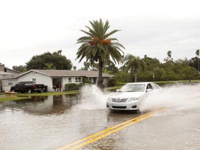 Eine überflutete Straße in St. Petersburg, Florida. Der Gouverneur, Rick Scott, empfahl unnötige Autofahrten zu vermeiden. Foto: Edward Linsmier Überflutete Straße