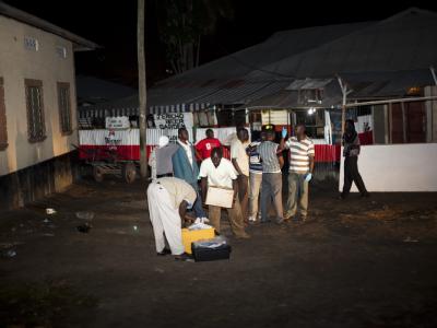 Sicherheitsbeamte auf Spurensuche: Die US-Behörde hatte in den vergangenen Tagen bereits vor möglichen Terroranschlägen in der Hafenstadt Mombasa gewarnt. Foto: Ivan Lieman Sicherheitsbeamte