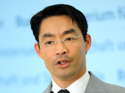 Nach dem Umweltminister mahnt nun auch Wirtschaftsminister Rösler Realismus bei der Energiewende an. Foto: Jens Kalaene Philipp Rösler