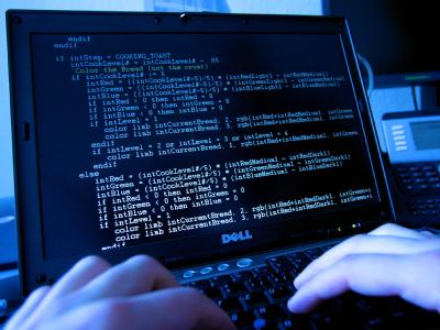 Sowohl die Industrie als auch Regierungen stehen einer enormen Flut von gefährlichen Cyber-Attacken gegenüber. Foto: Oliver Berg/Archiv Cyber-Attacken