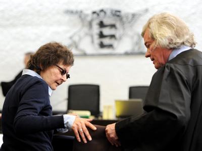 Die ehemalige RAF-Terroristin Verena Becker (l.) mit mit ihrem Anwalt Wolfgang Euler im Gerichtssaal des Oberlandesgerichts in Stuttgart. Foto: Bernd Weißbrod/Archiv Becker und Euler