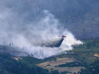 Tausende Feuerwehrleute kämpfen gegen das Flammenmeer an. Foto: Bob Pearson Löschflugzeug