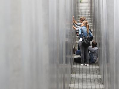 Schockierende Studie: Nur rund die Hälfte alle an einer Umfrage teilnehmenden Schüler hält die alte Bundesrepublik für eine Demokratie. Foto: Florian Schuh Schulklassen am Holocaust-Mahnmal