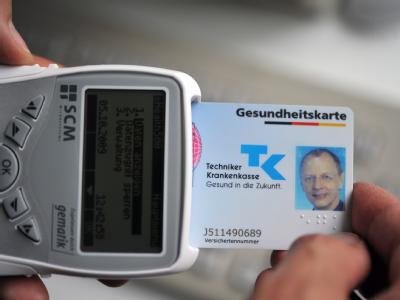 Das Sozialgericht in Düsseldorf verhandelt darüber, ob die elektronische Gesundheitskarte den Datenschutz verletzt. Foto: Bernd Thissen, dpa Elektronische Gesundheitskarte
