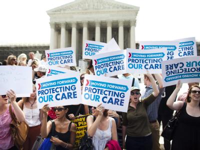 Befürworter der Gesundheitsreform von US-Präsident Obama demonstrieren vor dem Obersten Gericht in Washington D.C. Foto: Jim Lo Scalzo Pro-Gesundheitsreform-Demonstranten in Washington