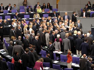 Abgeordnete geben im Bundestag ihre Stimmen zum Fiskalpakt und zum Europäischen Rettungsschirm ESM ab. Foto: Wolfgang Kumm Abstimmung