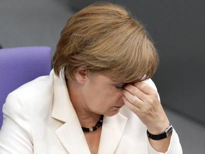 Müde: Bundeskanzlerin Angela Merkel verfolgt die Aussprache im Bundestag. Foto: Wolfgang Kumm Merkel