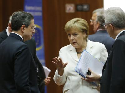Kanzlerin Merkel im Gespräch mit EZB-Chef Mario Draghi (L) und Italiens Regierungschef Monti. Foto: Olivier Hoslet Merkel im Gespräch