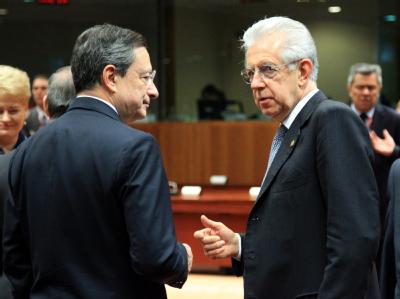 EZB-Präsident Mario Draghi (l) im Gespräch mit Italiens Regierungschef Mario Monti in Brüssel. Foto: Olivier Hoslet Draghi & Monti
