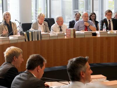 Bundesfinanzminister Wolfgang Schäuble (M.) in der Sondersitzung des Haushaltsausschusses. Foto: Wolfgang Kumm Haushaltsausschuss