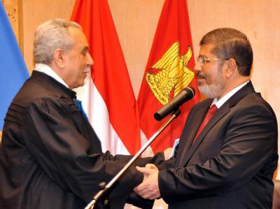 Jetzt ist es offiziell: Ägyptens neuer Präsident Mohamed Mursi (r.) nach seiner Vereidigung mit Faruk Sultan im Verfassungsgericht in Kairo. Foto: Egyptian Presidency Mohamed Mursi